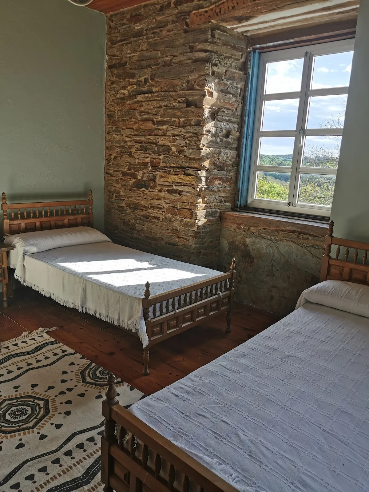 Dormitorio con dos camas gemelas y sofá cama